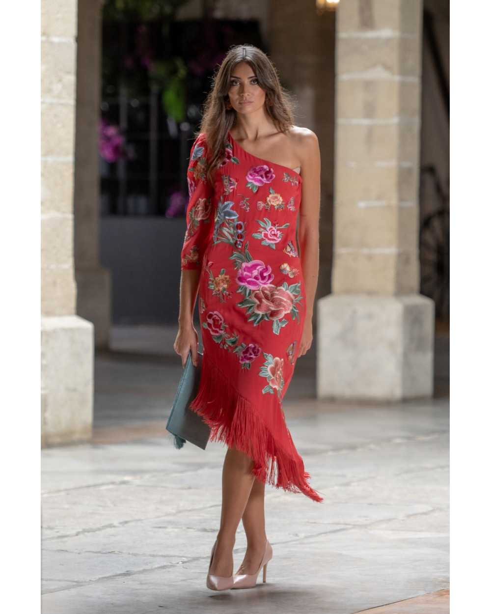Vestido Amara Coral: Elegancia en Cada Puntada