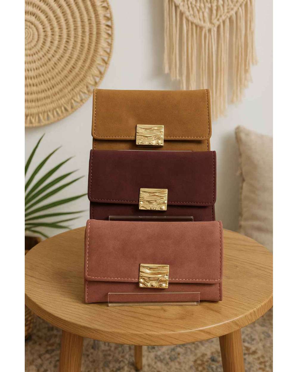 Monedero Lili clutch fabricado en ante suave, con elegante cierre