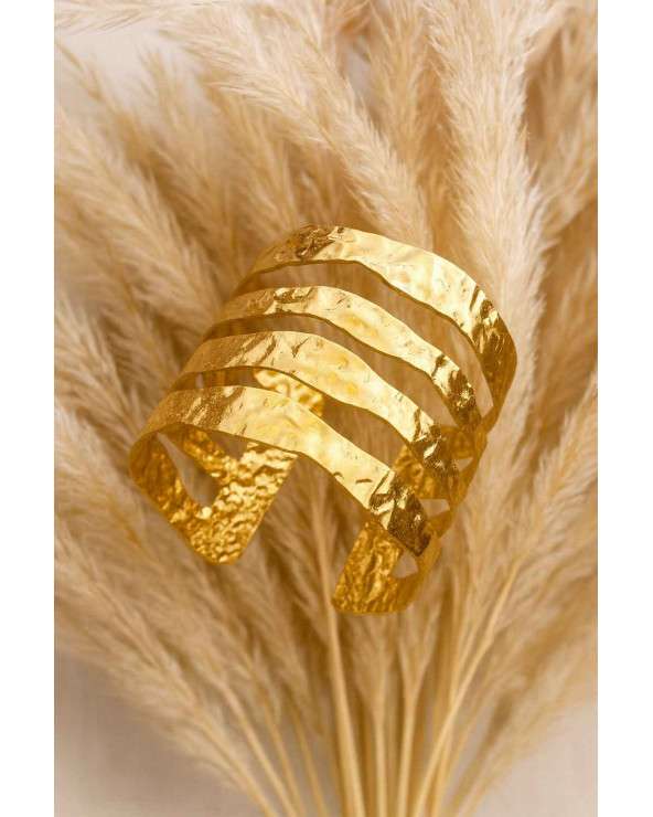 Brazalete Olaya dorado ancho martillado - Joya elegante