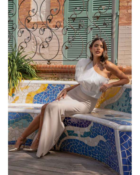 Conjunto elegante blanco y beige. Falda larga con abertura.