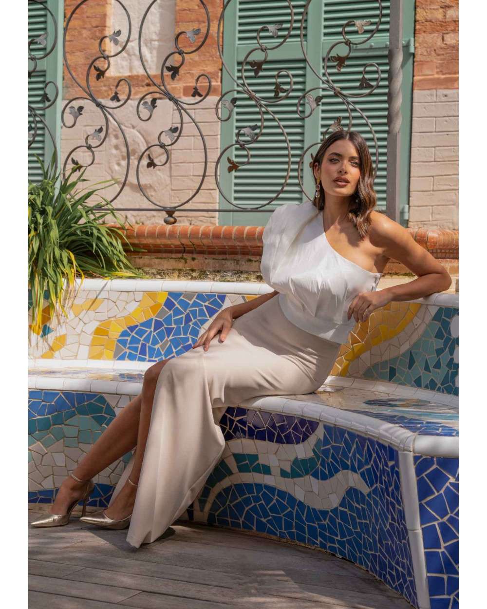 Conjunto elegante blanco y beige. Falda larga con abertura.