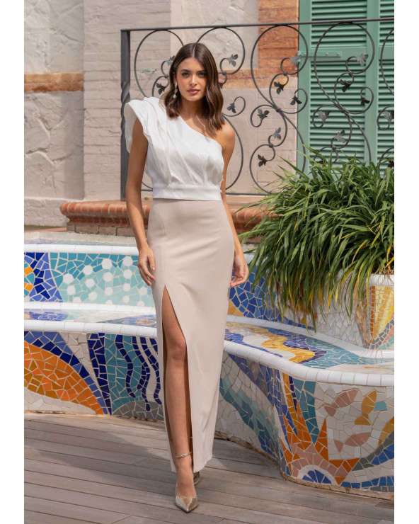 Conjunto elegante blanco y beige. Falda larga con abertura.
