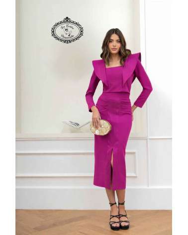 Conjunto Zoe fucsia elegante con solapas estructuradas y abertura