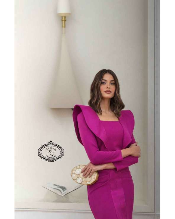 Conjunto Zoe fucsia elegante con solapas estructuradas y abertura