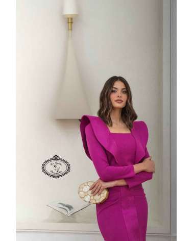 Conjunto Zoe fucsia elegante con solapas estructuradas y abertura
