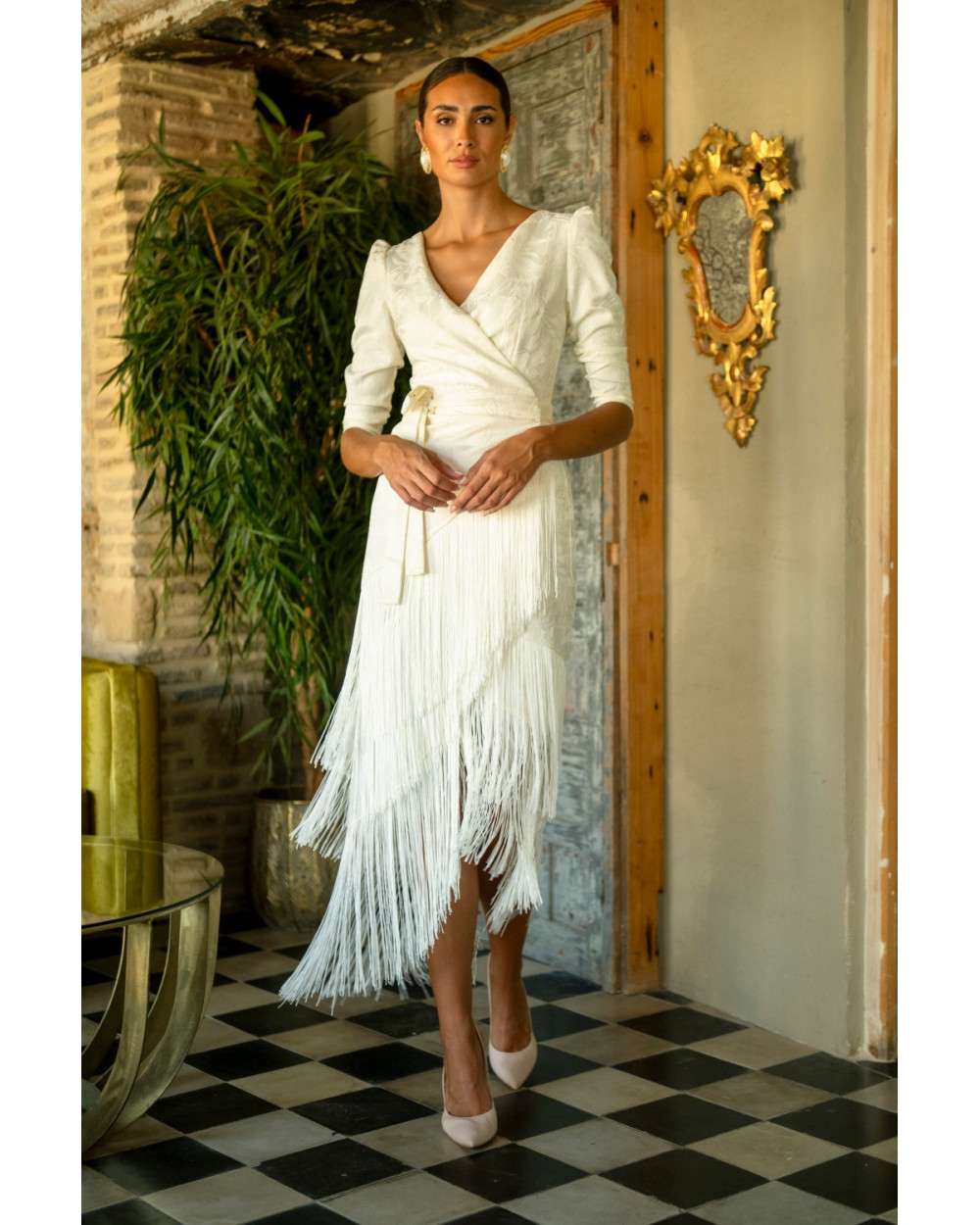Vestido midi marfil con flecos. Invitada elegante. Vestido midi marfil con flecos. Invitada elegante.