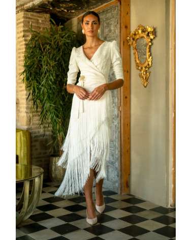 Vestido midi marfil con flecos. Invitada elegante.