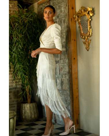 Vestido midi marfil con flecos. Invitada elegante.
