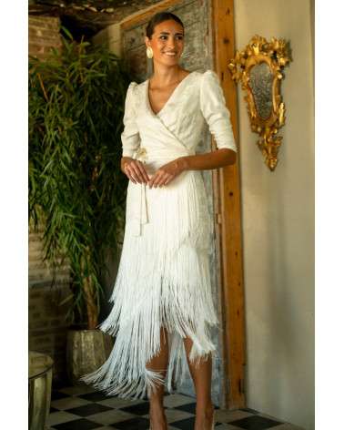 Vestido midi marfil con flecos. Invitada elegante.