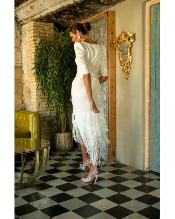 Vestido midi marfil con flecos. Invitada elegante.
