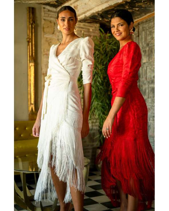 Vestido midi marfil con flecos. Invitada elegante.