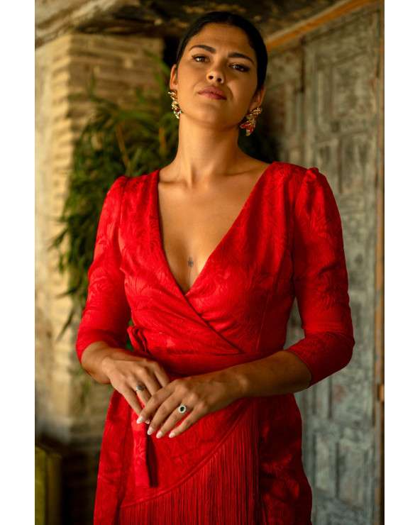 Vestido Elda Rojo midi con flecos, escote cruzado y lazada.