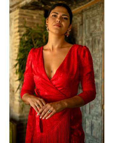 Vestido Elda Rojo midi con flecos, escote cruzado y lazada.