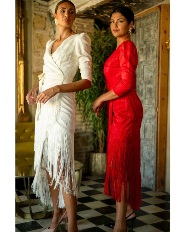 Vestido Elda Rojo midi con flecos, escote cruzado y lazada.