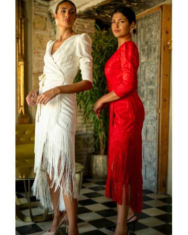 Vestido Elda Rojo midi con flecos, escote cruzado y lazada.