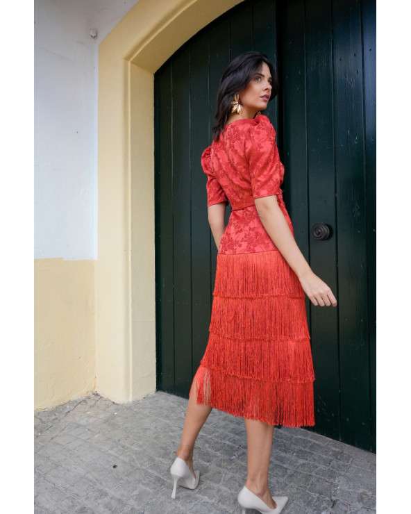 Vestido Dalia midi rojo brocado con flecos y escote cruzado.