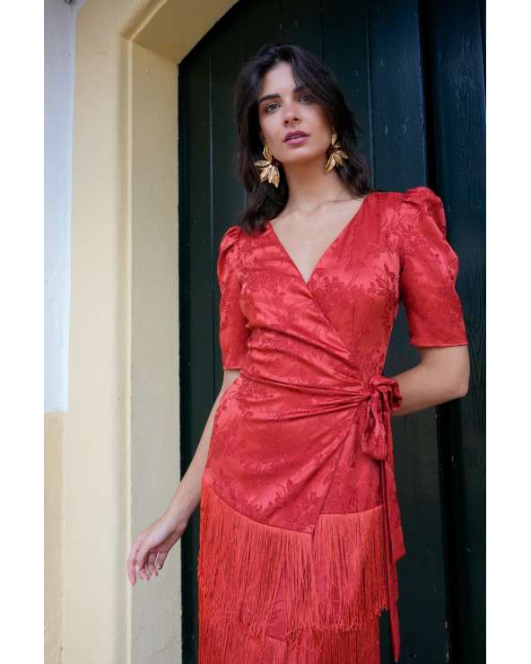 Vestido Dalia midi rojo brocado con flecos y escote cruzado.