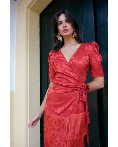Vestido Dalia midi rojo brocado con flecos y escote cruzado.