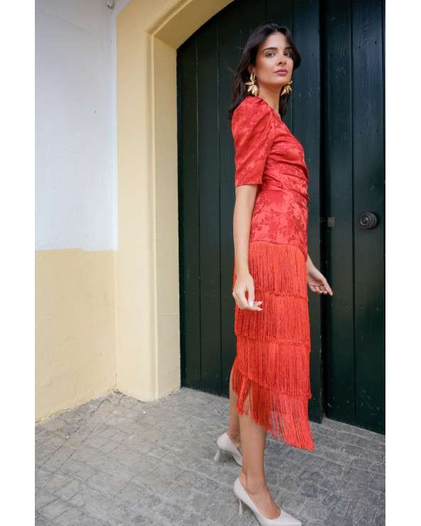 Vestido Dalia midi rojo brocado con flecos y escote cruzado.