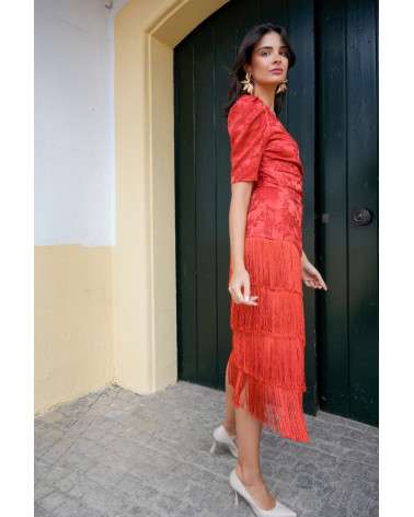 Vestido Dalia midi rojo brocado con flecos y escote cruzado.