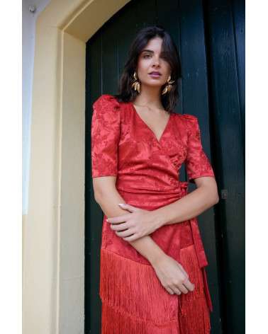 Vestido Dalia midi rojo brocado con flecos y escote cruzado.