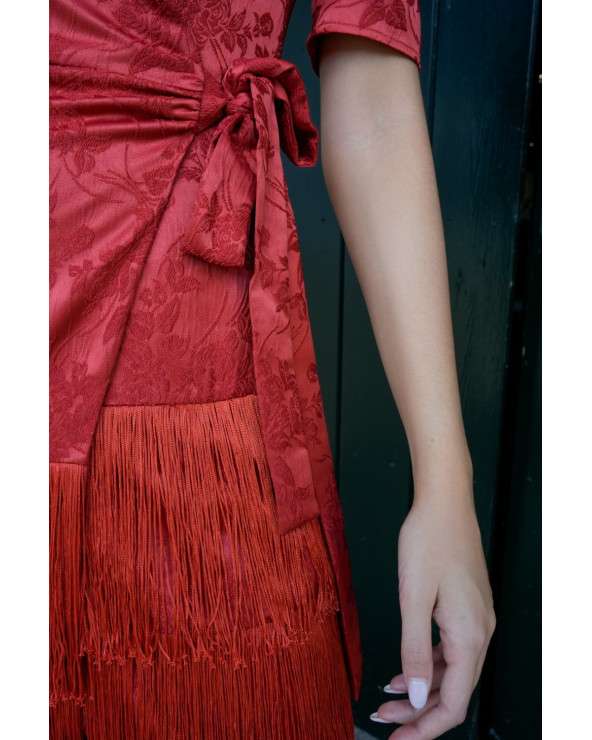 Vestido Dalia midi rojo brocado con flecos y escote cruzado.
