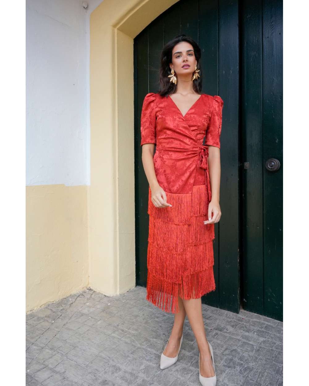 Vestido Dalia midi rojo brocado con flecos y escote cruzado.