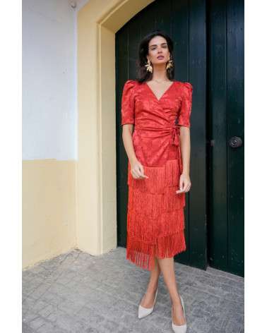 Vestido Dalia midi rojo brocado con flecos y escote cruzado.
