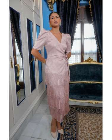 Vestido Dalia Nude brocado con flecos y escote cruzado