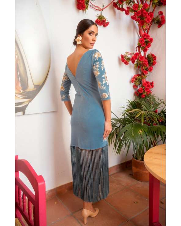 Vestido Cirque azul con flecos y bordado. Invitada elegante