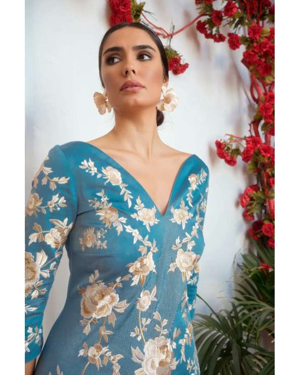 Vestido Cirque azul con flecos y bordado. Invitada elegante
