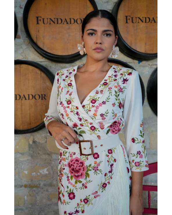 Vestido Olívia Beige Bordado con flecos y cinturón. Vestido Elegante
