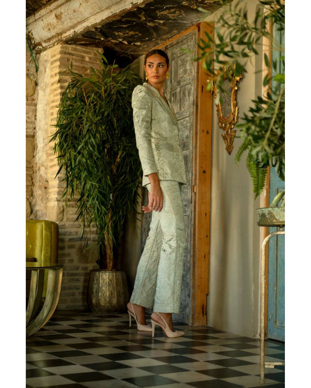 Conjunto Isabela Aqua elegante con pantalón y chaqueta.