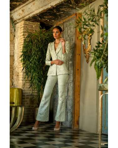 Conjunto Isabela Aqua elegante con pantalón y chaqueta.