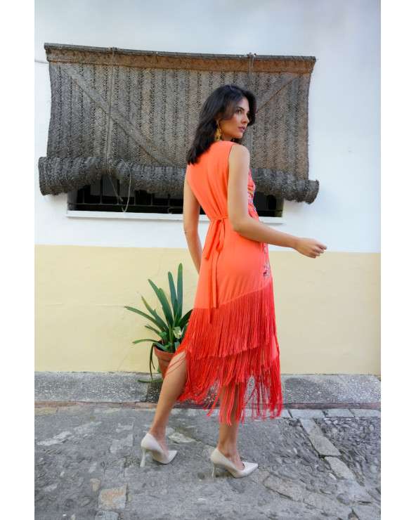 Vestido Mara Coral bordado con flecos estilo mantón