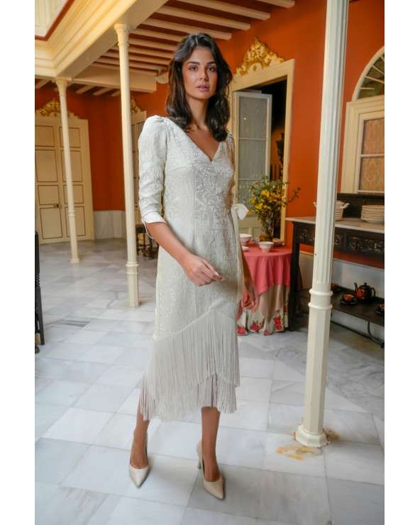 Vestido midi marfil brocado con flecos para invitada elegante Olaya