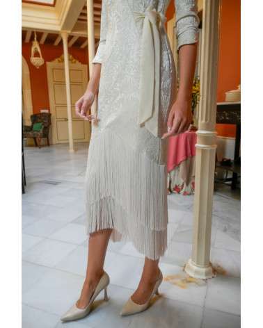 Vestido midi marfil brocado con flecos para invitada elegante Olaya