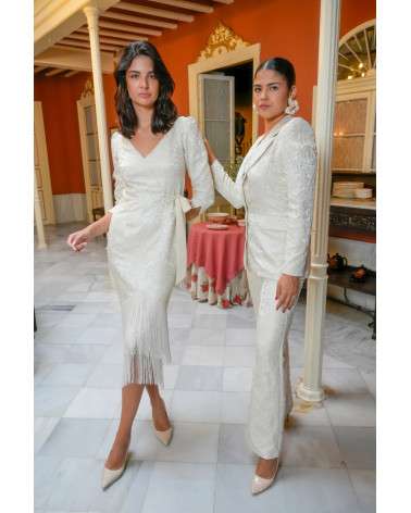 Vestido midi marfil brocado con flecos para invitada elegante Olaya