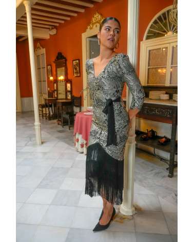 Vestido midi marfil brocado con flecos para invitada elegante