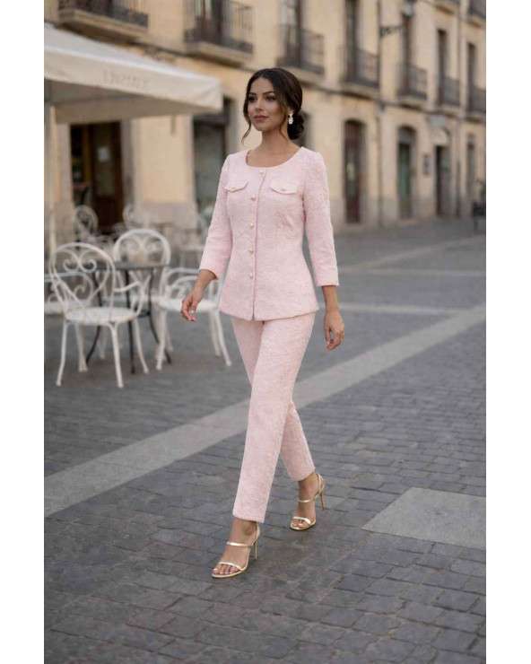 Conjunto rosa elegante chaqueta y pantalón invitada boda