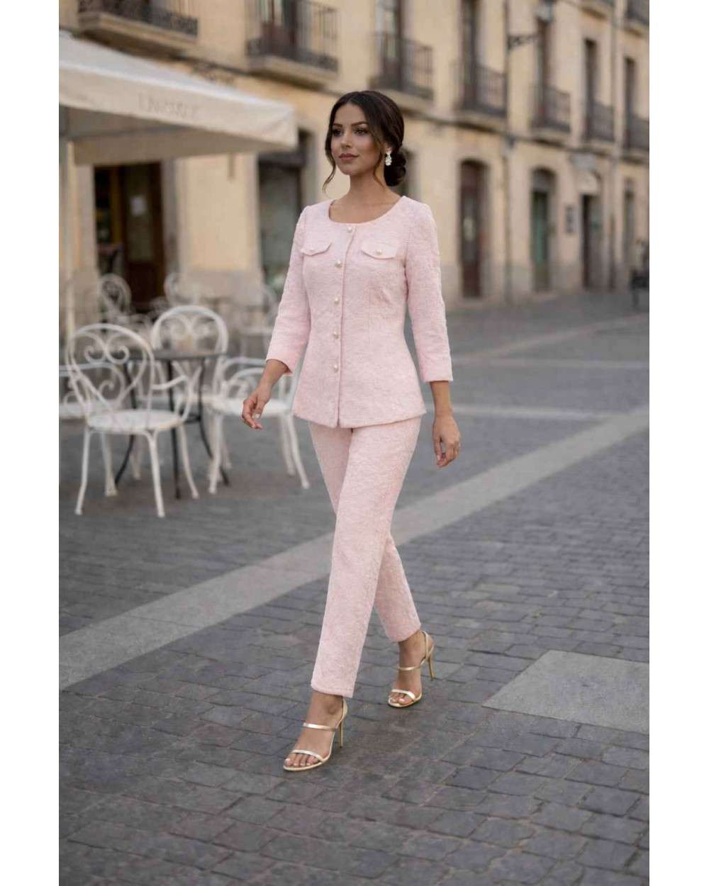 Conjunto rosa elegante chaqueta y pantalón invitada boda