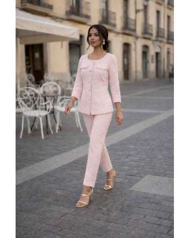 Conjunto rosa elegante chaqueta y pantalón invitada boda