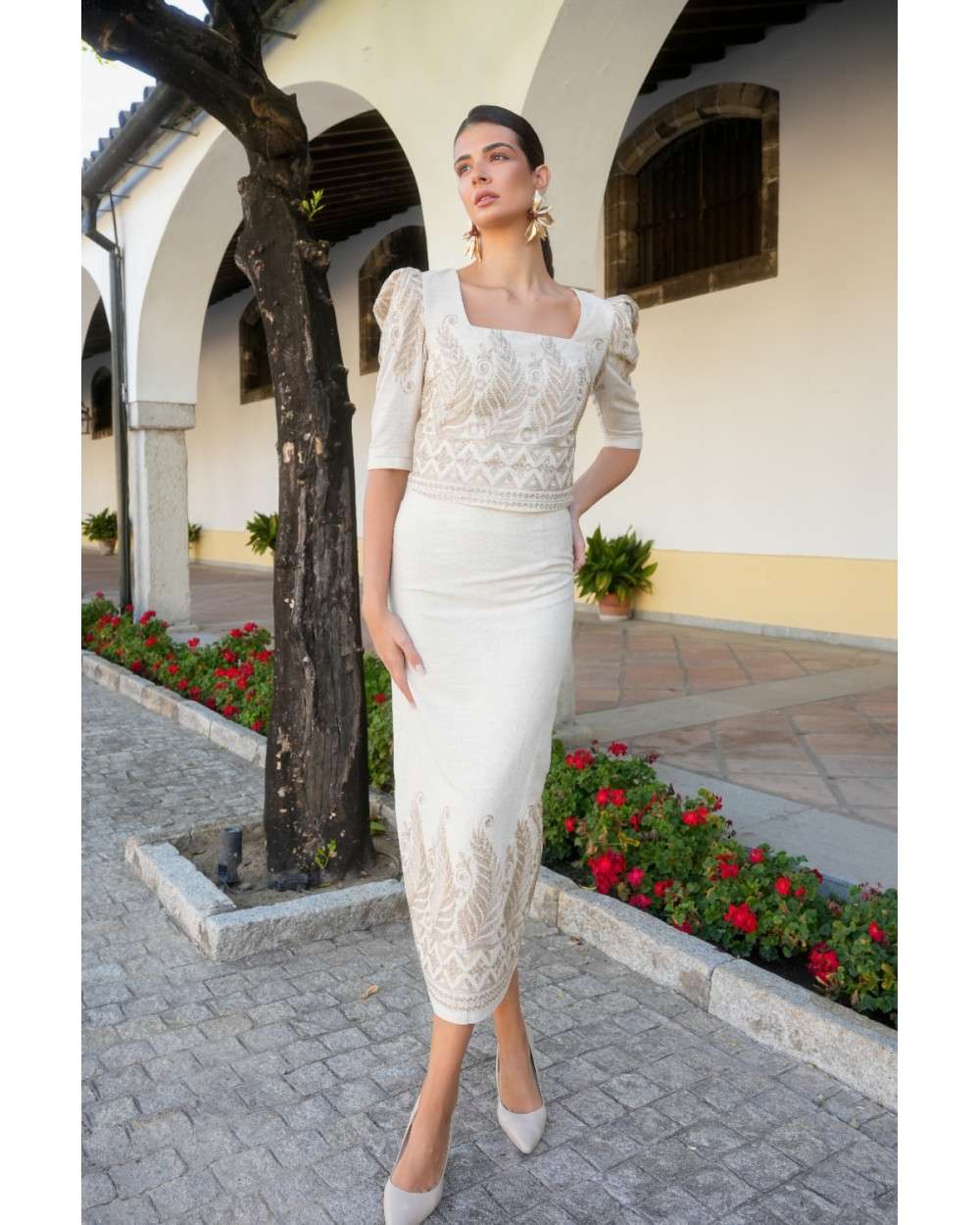 Conjunto Noura beige elegante con falda midi | Invitada boda