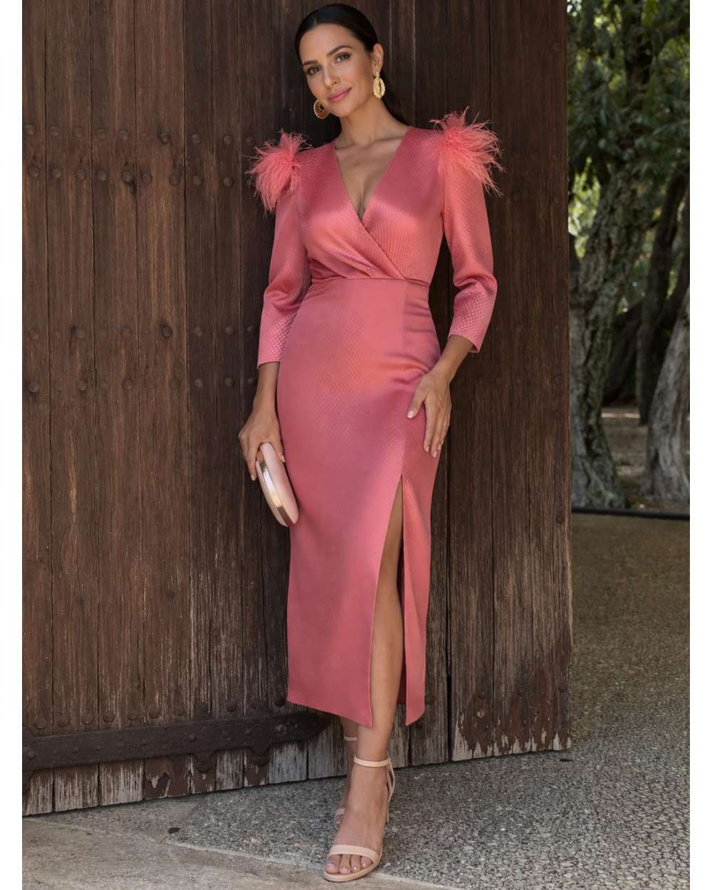 Vestido Anita rosa midi elegante con plumas invitada