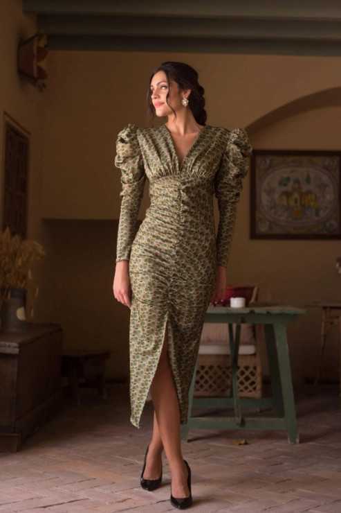 Vestido de corte midi, escote en V y fruncido en la zona del abdomen la ratita presumida mula murcia