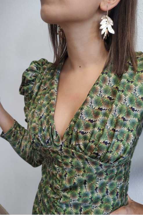 Vestido de corte midi, escote en V y fruncido en la zona del abdomen la ratita presumida mula murcia